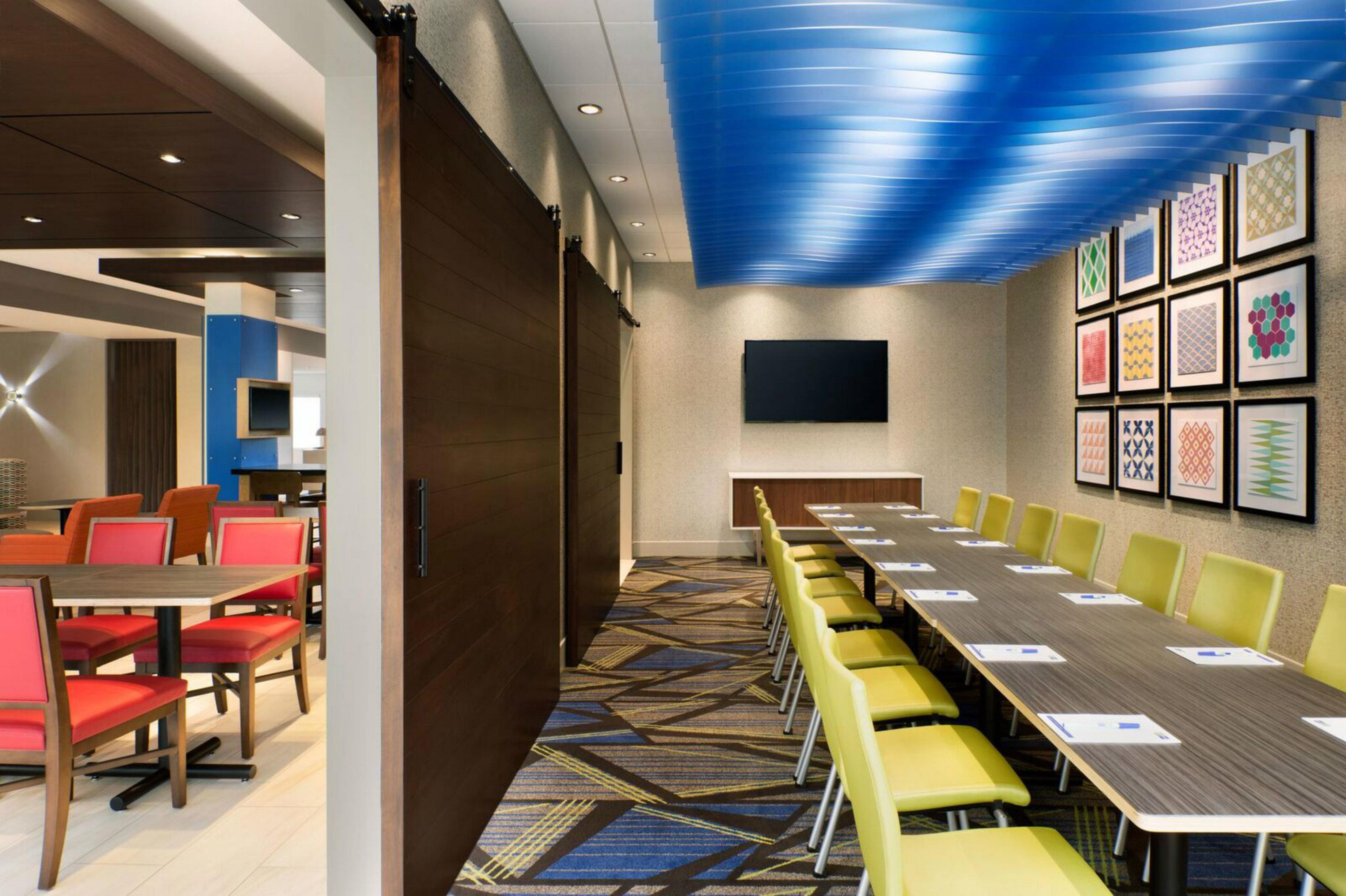 Holiday Inn Express - Alliance By Ihg Экстерьер фото